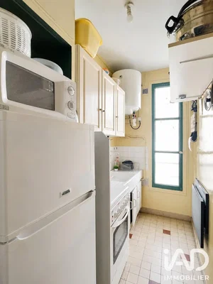 Cuisine; électroménager, carrelage, lumière naturelle