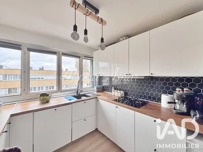 Cocina; electrodomésticos, suelo de madera, luz natural, estilo moderno