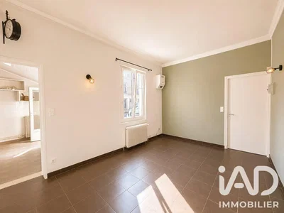 Salon; carrelage, lumière naturelle