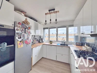 Cocina; electrodomésticos, suelo de madera, luz natural, estilo moderno