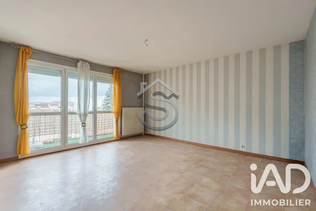 Salon; podłoga z płytek, widok, światło dzienne