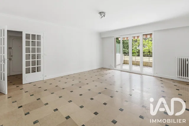 Salon; carrelage, lumière naturelle