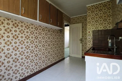 Кухиња; кухињски апарати, плочице, потребна реновација