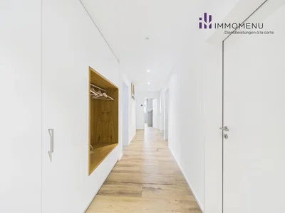 Guardaroba; pavimento in legno, luce naturale