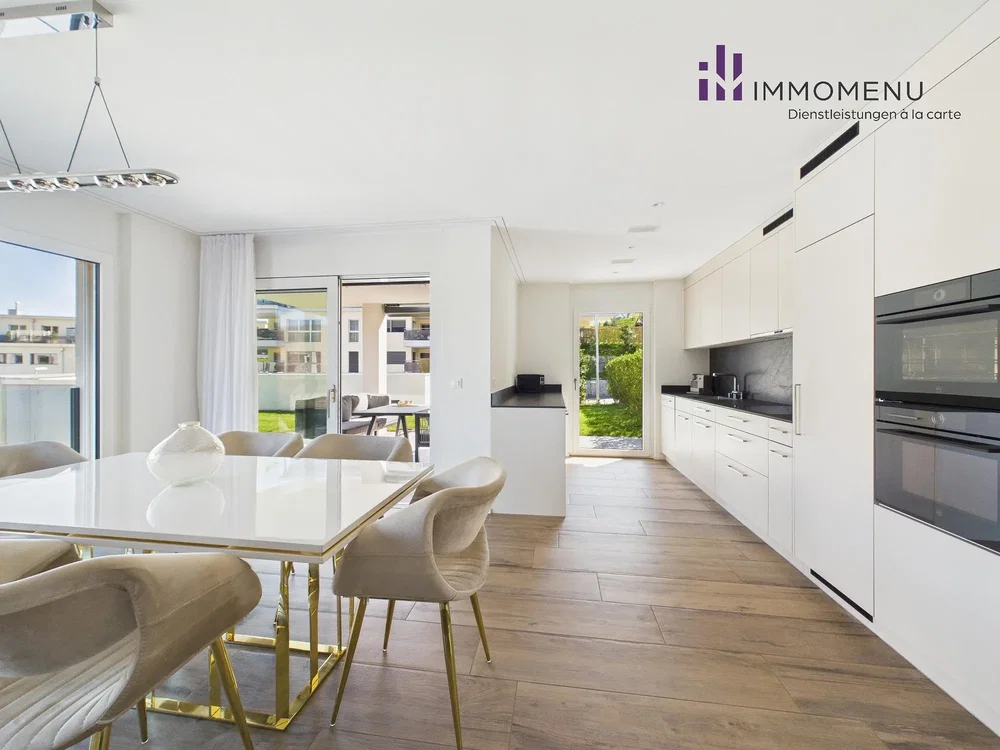 Cucina; elettrodomestici, pavimento in legno, luce naturale