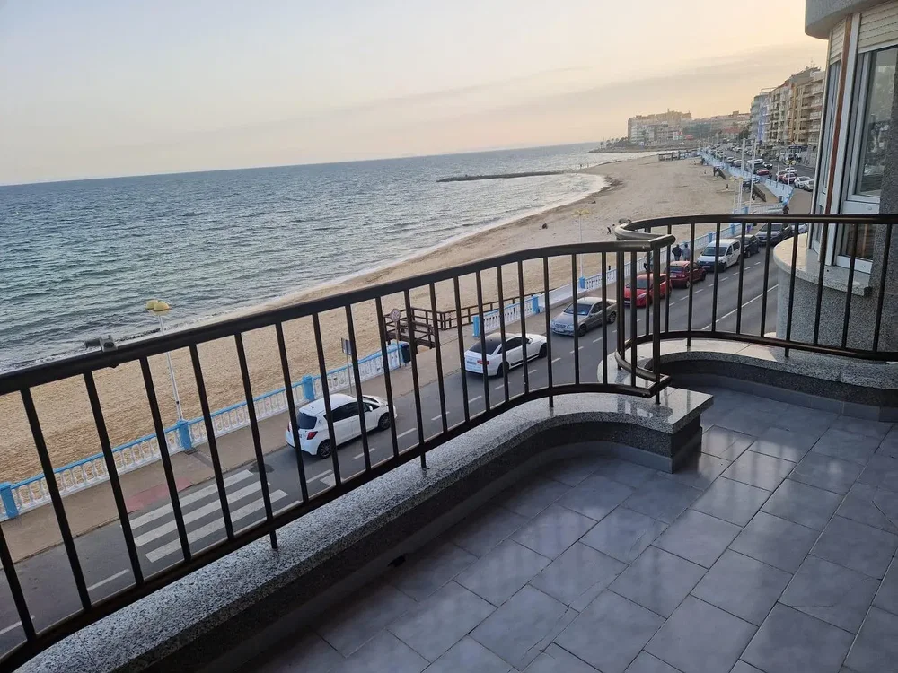 Balkon; fayans zemin, manzara, doğal ışık