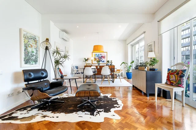Soggiorno; luce naturale, stile moderno, pavimento in legno