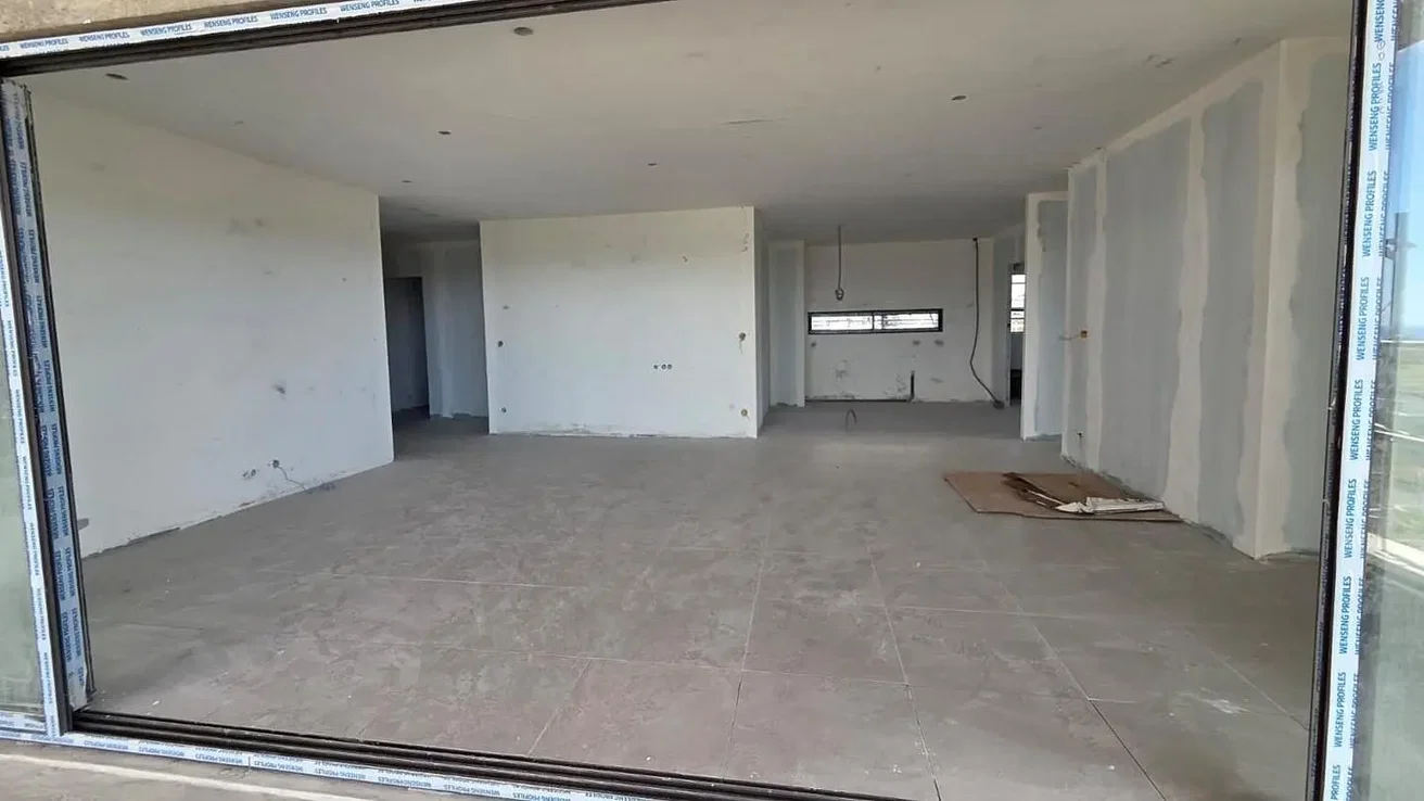 Wohnzimmer; fliesenboden, renovierungsbedürftig, tageslicht