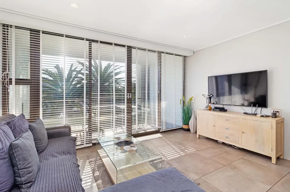 Soggiorno; vista, luce naturale, pavimento in piastrelle, stile moderno