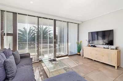 Soggiorno; vista, luce naturale, pavimento in piastrelle, stile moderno