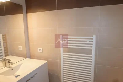 حمام; أرضية من البلاط, مجدد, ضوء طبيعي