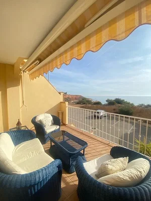 Balkon; manzara, fayans zemin, doğal ışık