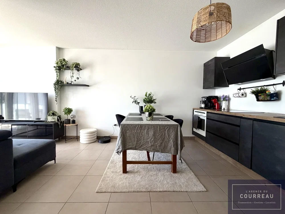 Wohnzimmer; küchengeräte, fliesenboden, tageslicht, moderner stil