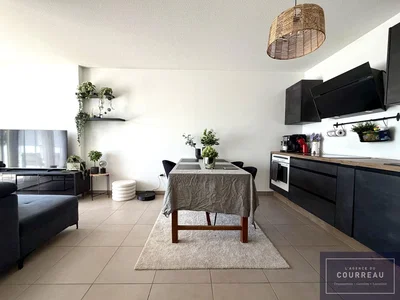 Wohnzimmer; küchengeräte, fliesenboden, tageslicht, moderner stil