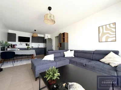 Wohnzimmer; tageslicht, moderner stil, holzboden