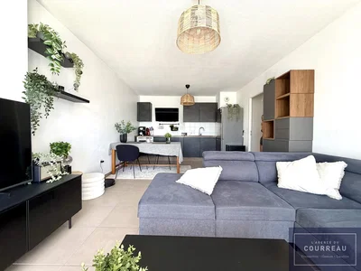 Sala de estar; luz natural, estilo moderno, chão de madeira