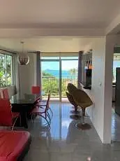 Soggiorno; vista, pavimento in piastrelle, luce naturale