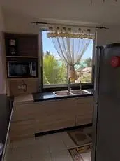 Cucina; vista, elettrodomestici, pavimento in piastrelle, luce naturale
