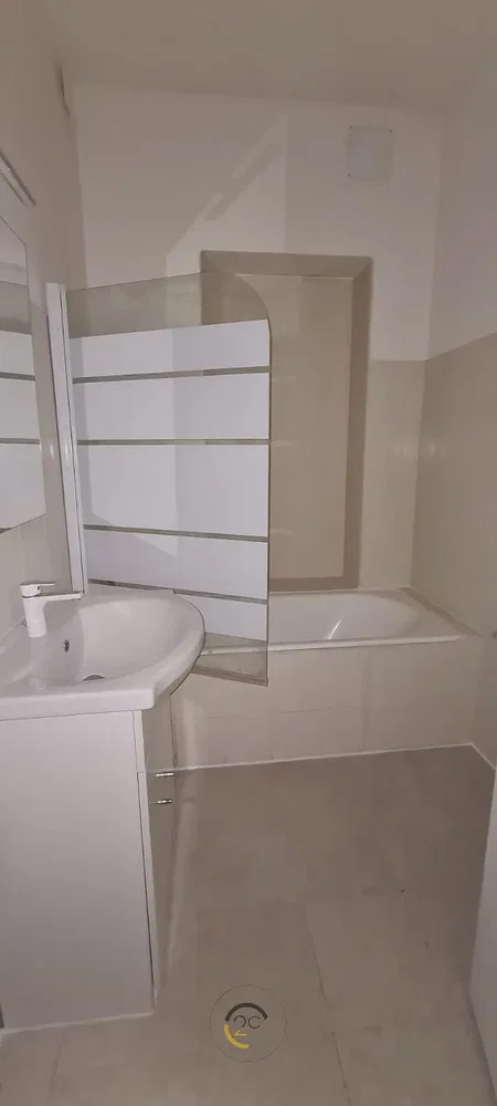 حمام; أرضية من البلاط, مجدد, ضوء طبيعي