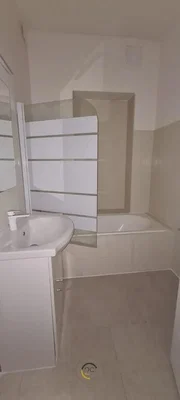 حمام; أرضية من البلاط, مجدد, ضوء طبيعي
