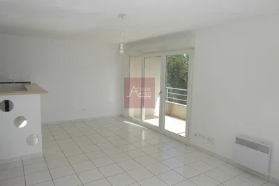 مطبخ; أرضية من البلاط, ضوء طبيعي