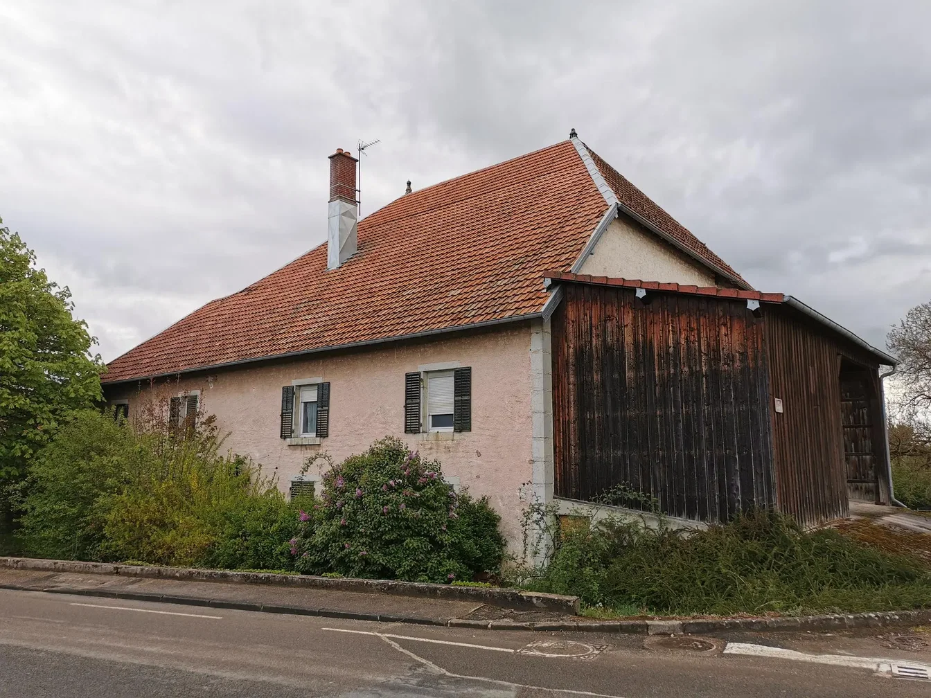 Haus und umgebung; renovierungsbedürftig, tageslicht