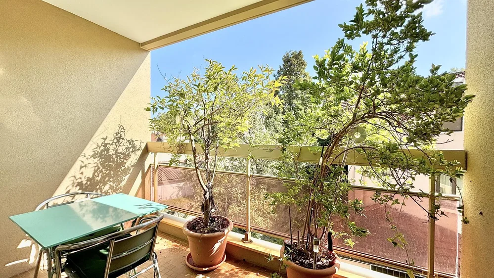 Balkon; doğal ışık, ahşap zemin