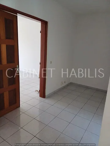 أخرى; أرضية من البلاط, يحتاج إلى تجديد