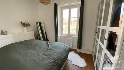 Schlafzimmer; tageslicht, holzboden