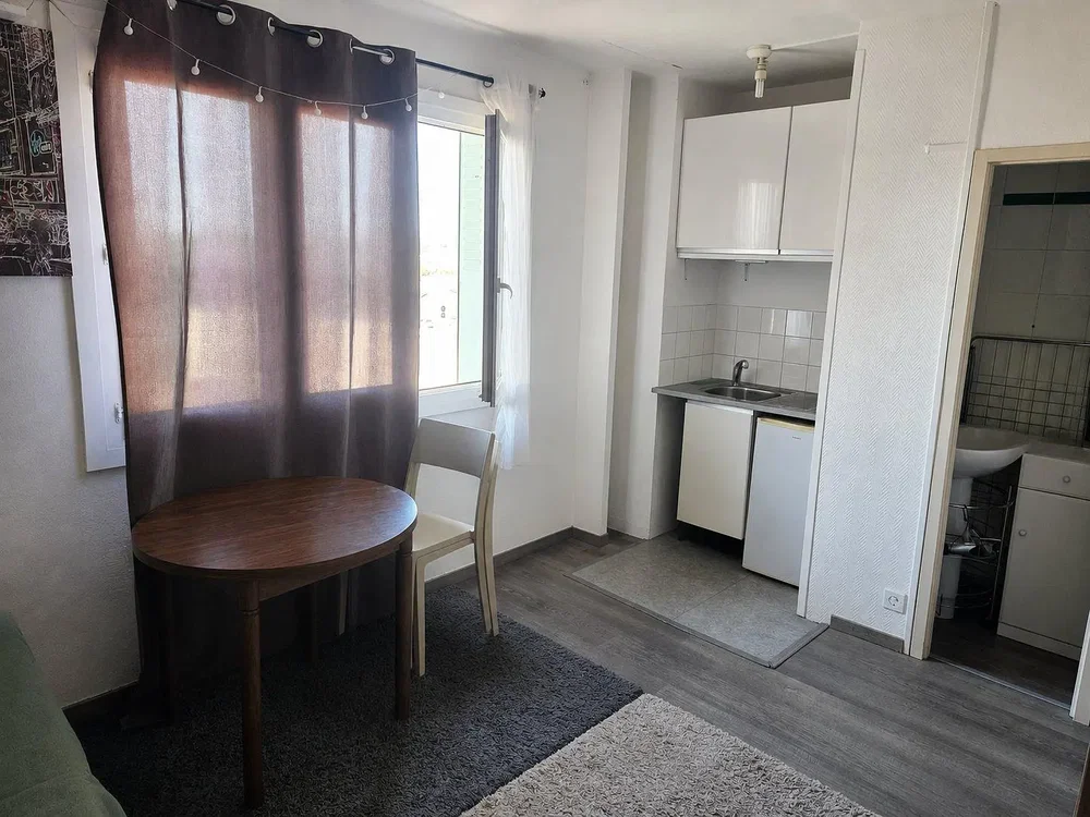 Cocina; electrodomésticos, luz natural, suelo de baldosas, suelo de madera