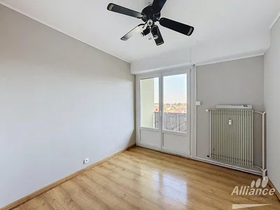Schlafzimmer; holzboden, tageslicht, blick