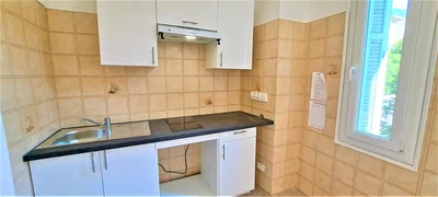 مطبخ; أرضية من البلاط, أجهزة المطبخ, ضوء طبيعي