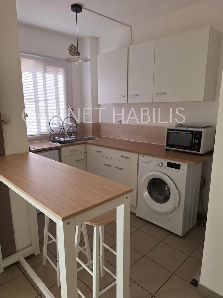 مطبخ; أجهزة المطبخ, أرضية من البلاط, ضوء طبيعي
