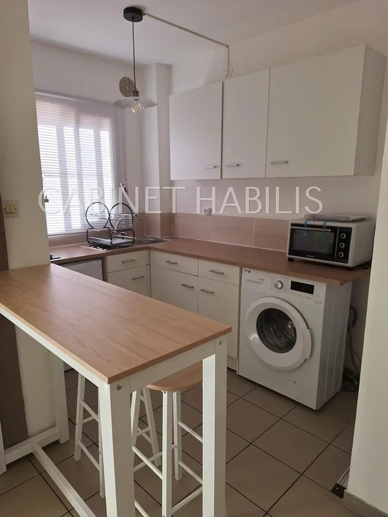 مطبخ; أجهزة المطبخ, أرضية من البلاط, ضوء طبيعي