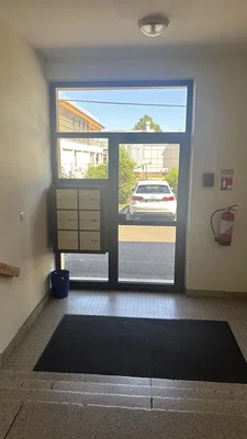 Šatňa; prirodzené svetlo, dlažba