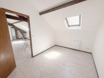 Kinderzimmer; tageslicht, holzbalken, fliesenboden