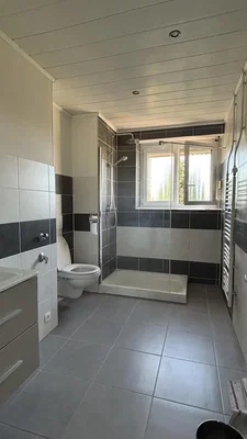 Kúpeľňa; dlažba, prirodzené svetlo