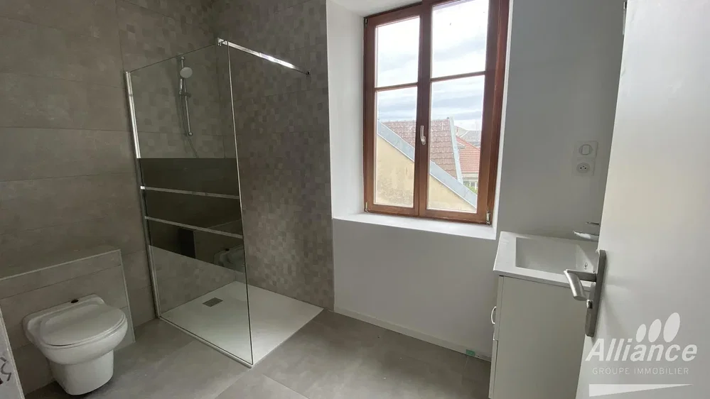 Toilette; fliesenboden, tageslicht, renoviert