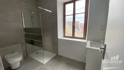 Toilette; fliesenboden, tageslicht, renoviert