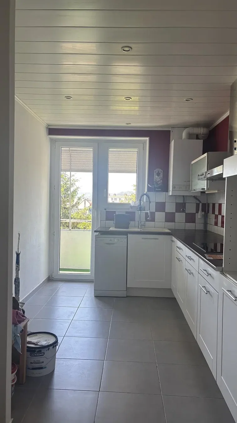 Kuchyňa; dlažba, kuchynské spotrebiče, prirodzené svetlo