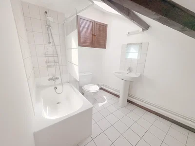 Badezimmer; fliesenboden, tageslicht