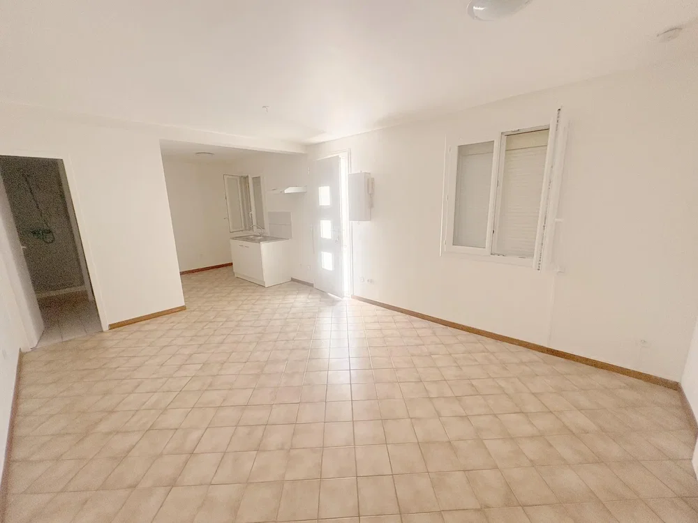 Wohnzimmer; fliesenboden, tageslicht