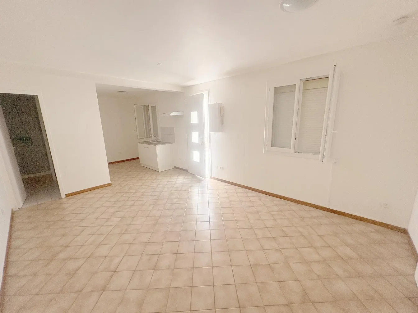 Wohnzimmer; fliesenboden, tageslicht