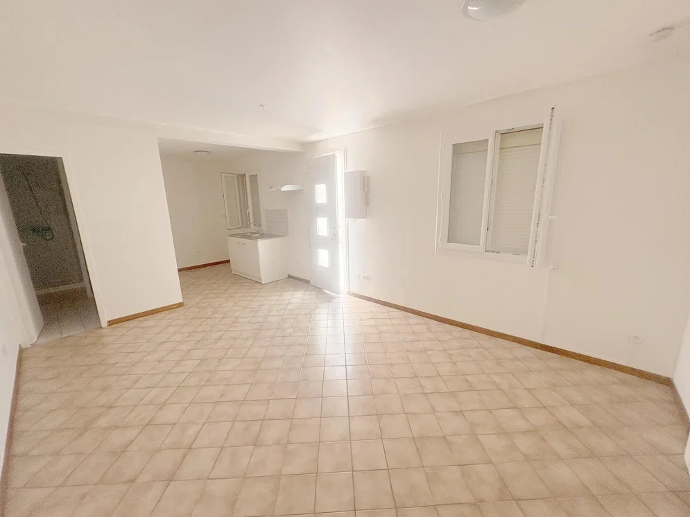 Wohnzimmer; fliesenboden, tageslicht