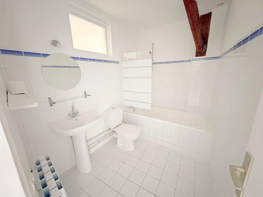 Badezimmer; fliesenboden, tageslicht