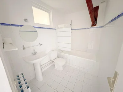 Badezimmer; fliesenboden, tageslicht