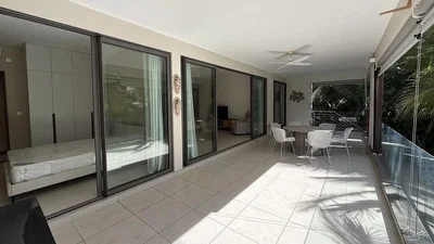 Balcon; carrelage, lumière naturelle, vue