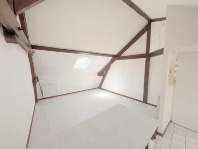 Kinderzimmer; holzbalken, tageslicht, fliesenboden
