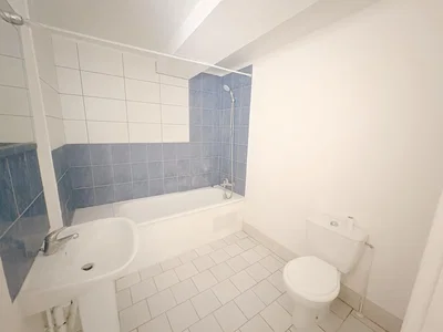 Badezimmer; fliesenboden, tageslicht