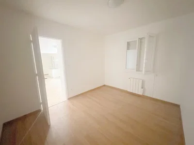 Schlafzimmer; holzboden, tageslicht